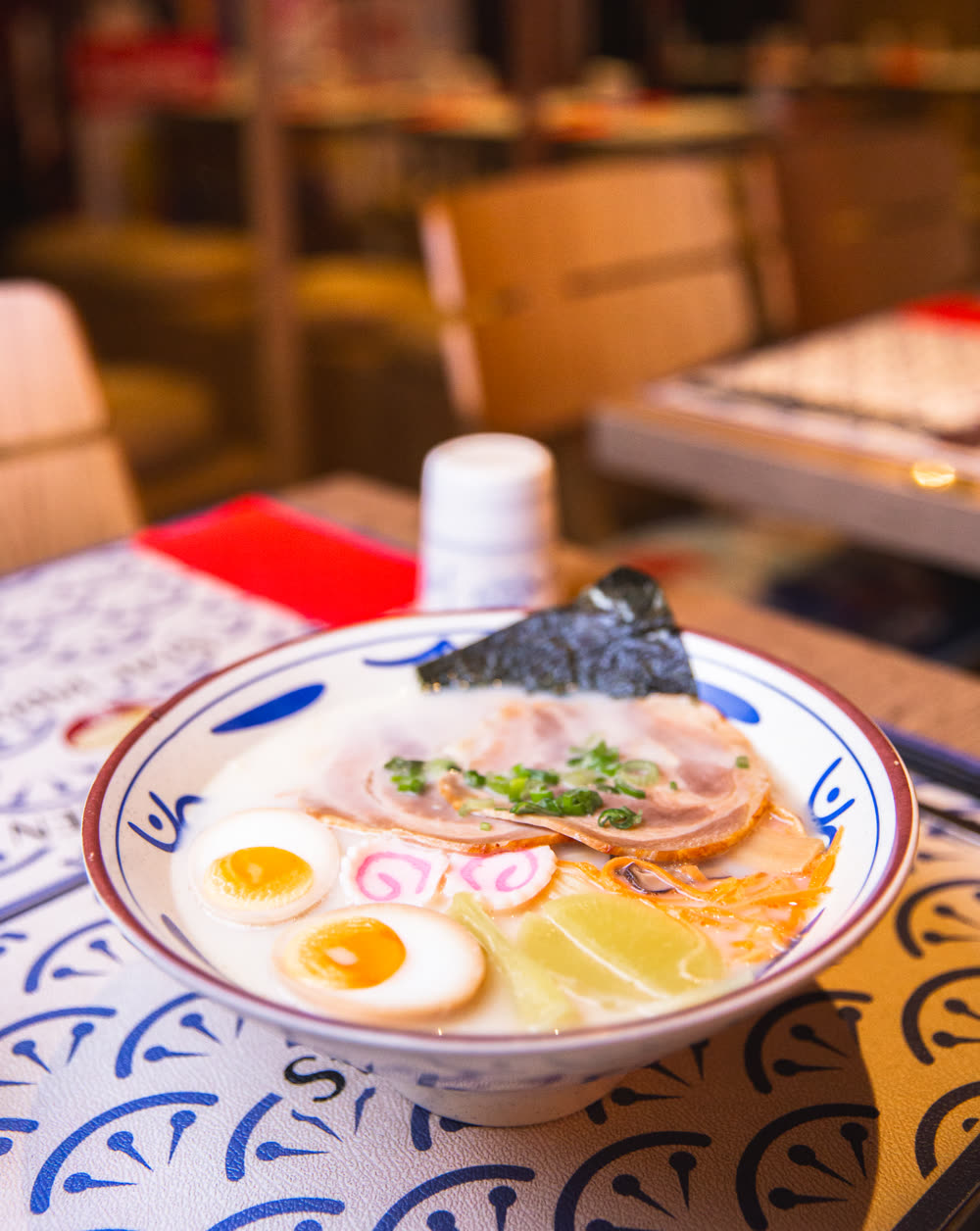 Bol de ramen tonkotsu servi en salle