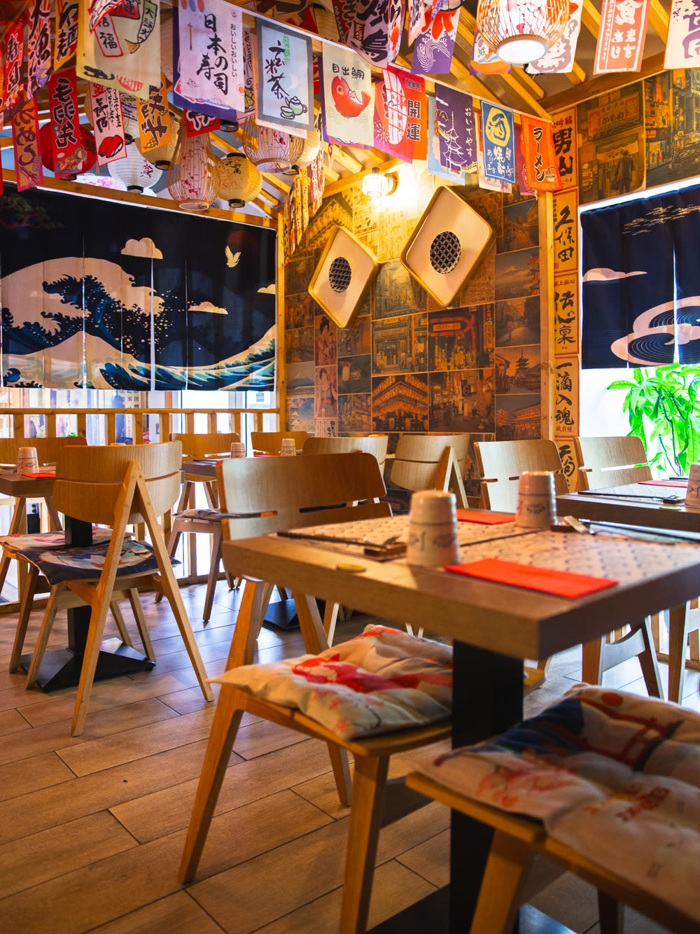 Salle et fresque de la Grande Vague de Kanagawa